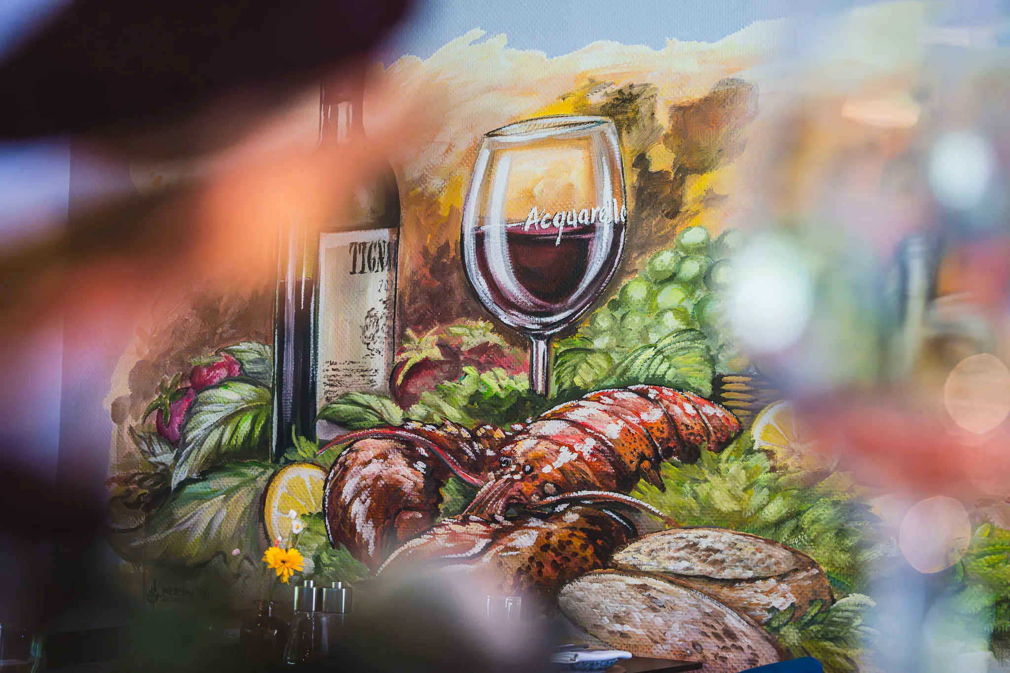 Gemaltes Wandbild mit Meeresfrüchten und einem Glas Rotwein.